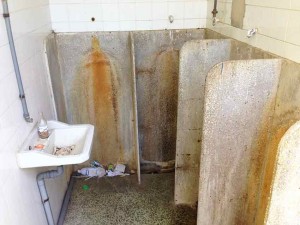 Como a água foi cortada, a solução para a Infraestruturas de Portugal é emparedar as casas de banho. O serviço público está ausente da gestão da empresa. | Carlos Cipriano