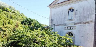 Refer e Câmara Municipal deixam estação de Óbidos esquecida e vandalizada