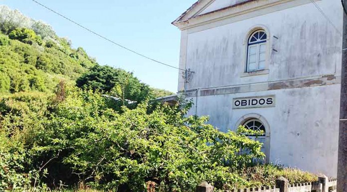 Refer e Câmara Municipal deixam estação de Óbidos esquecida e vandalizada