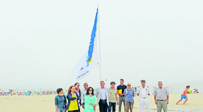 Foz do Arelho e praia da lagoa já ostentam a bandeira azul
