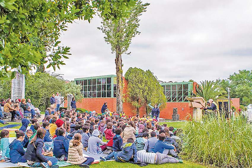 O espectáculo de marionetas fez encher os jardins do Centro de Artes | DR