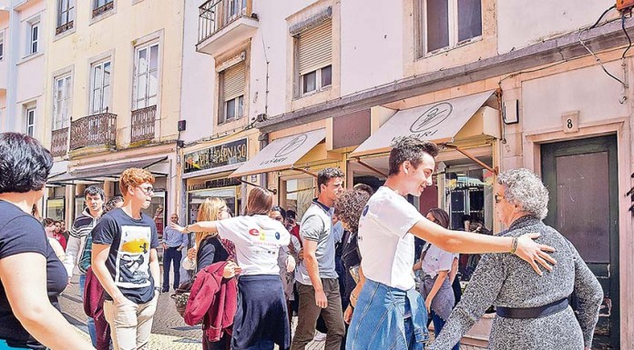 Alunos da ETEO distribuíram abraços pela cidade