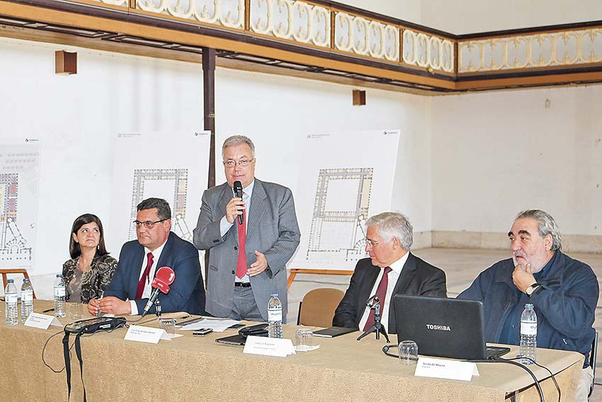 Paula Silva (DGPC), Paulo Inácio (presidente da Câmara de Alcobaça), Luís Filipe Castro Mendes (ministro da Cultura), José Luiz Nogueira (presidente da Visabeira Turismo) e Eduardo Souto Moura (arquitecto responsável pelo projecto) na antiga biblioteca dos monges