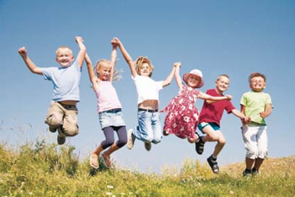 Crianças felizes, brincadeiras e relação com os pais