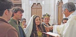 Irina e Guilherme conheceram-se no mercado medieval e voltaram a Óbidos para casar durante o evento