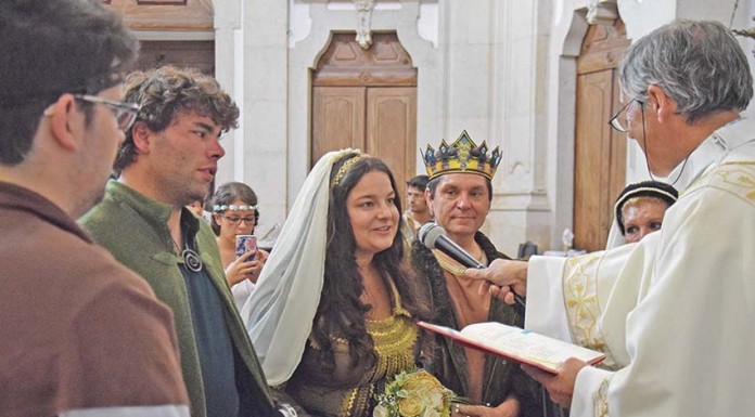 Irina e Guilherme conheceram-se no mercado medieval e voltaram a Óbidos para casar durante o evento