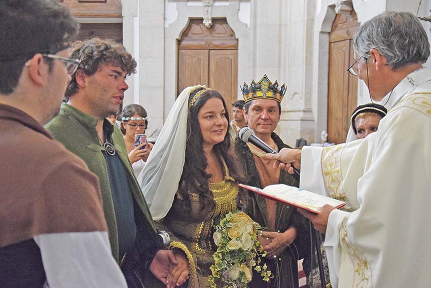Irina e Guilherme conheceram-se no mercado medieval  e voltaram a Óbidos para casar durante o evento