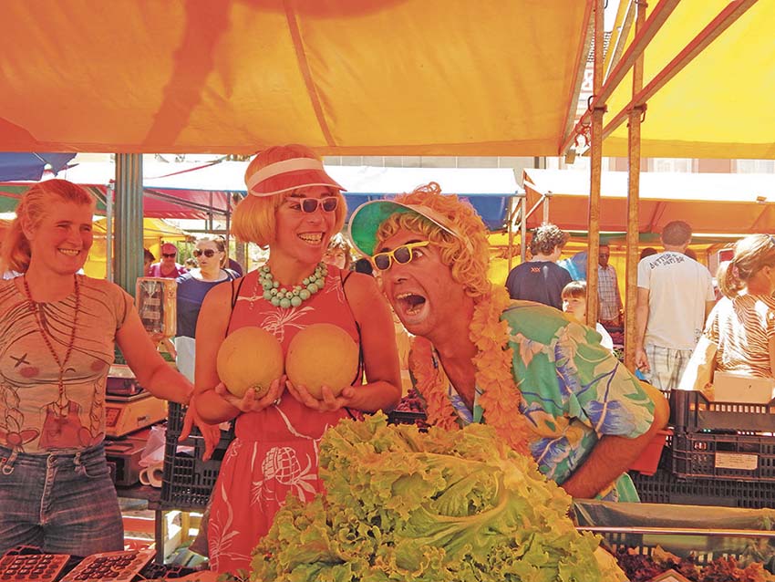 Os turistas Oli e Mary animaram o comércio tradicional das Caldas