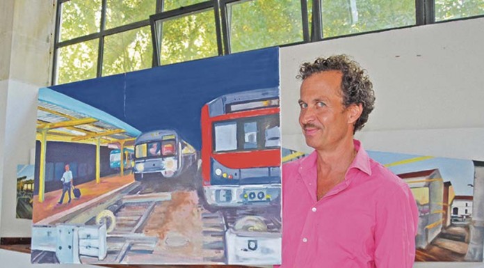 Suíço apaixonado por comboios expõe pinturas sobre a linha do Oeste na Casa dos Barcos