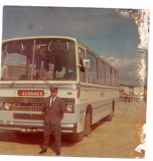 Nos anos 70, fardado, junto a um dos autocarros da Auto-Penafiel