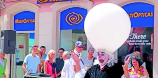 Palhaço Tomate trouxe um espectáculo de balões para animar a Rua Miguel Bombarda