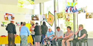 Idosos de A-dos-Negros mostram as fotografias que aprenderam a tirar