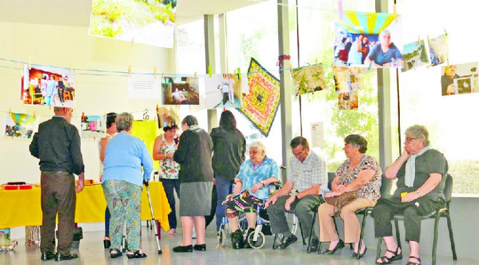 Idosos de A-dos-Negros mostram as fotografias que aprenderam a tirar