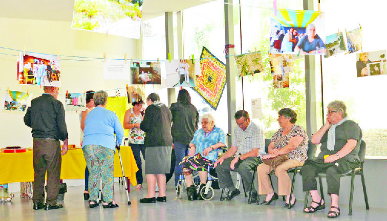 Idosos de A-dos-Negros mostram as fotografias que aprenderam a tirar