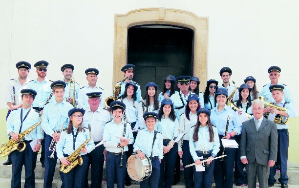 Lá vai a Filarmónica a tocar pelas ruas de Santa Catarina