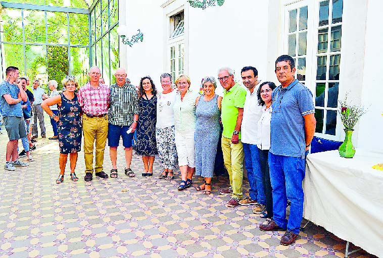 Estrangeiros residentes na região aprendem cerâmica com autores locais