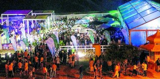 Festa branca com milhares de pessoas numa noite de Verão invulgar na Foz do Arelho