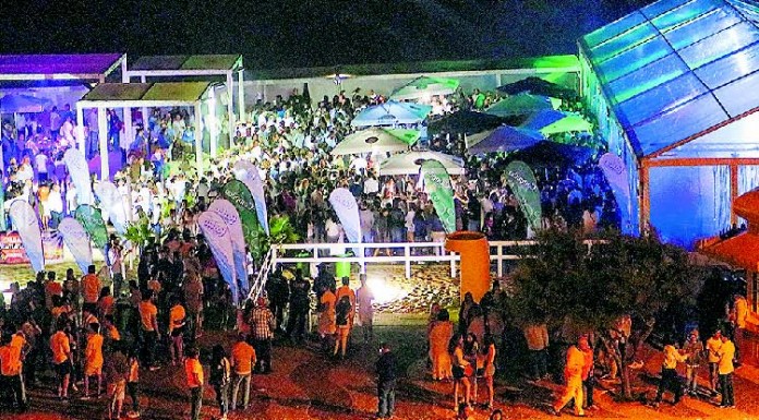 Festa branca com milhares de pessoas numa noite de Verão invulgar na Foz do Arelho