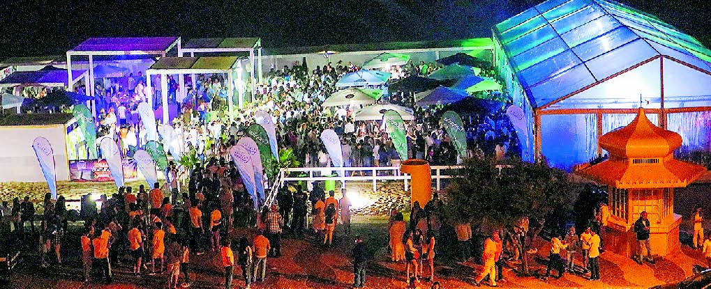 Festa branca com milhares de pessoas numa noite de Verão invulgar na Foz do Arelho