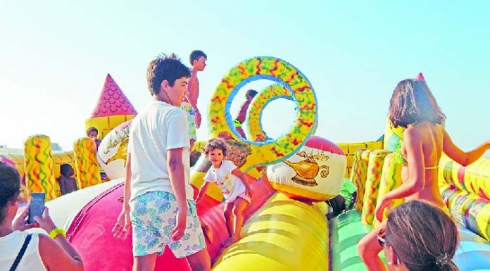 Areal da Foz esteve animado com actividades para pais e filhos e um mercado de Verão