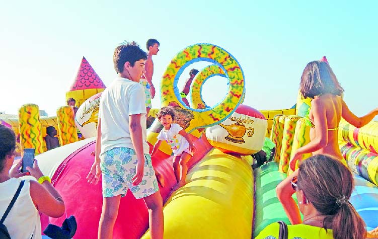 Areal da Foz esteve animado com actividades para pais e filhos e um mercado de Verão