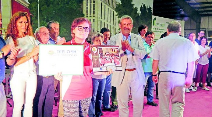 Tasquinhas terminaram com as mesas cheias ao som da Orquestra Monte Olivett