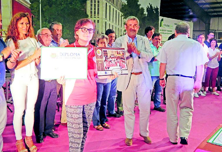 Tasquinhas terminaram com as mesas cheias ao som da Orquestra Monte Olivett