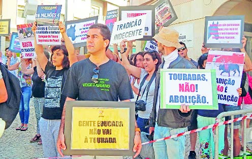 Manifestação contra as touradas juntou  40 activistas em frente à Praça de Touros