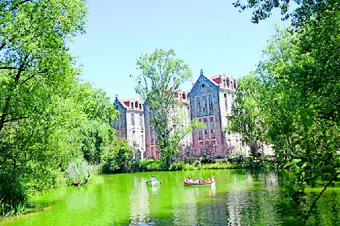 Confirma-se que os Pavilhões do Parque entram na lista dos 30 edifícios a recuperar