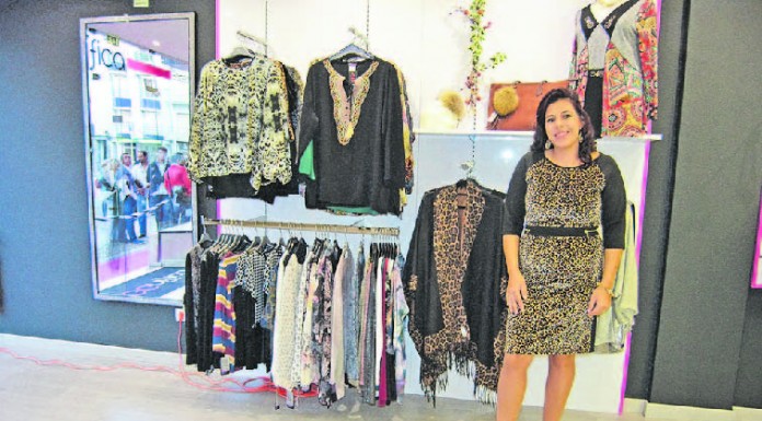 Uma passagem de modelos em tamanho grande no Bairro Azul