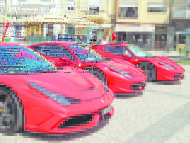 Ferraris invadiram a Praça 5 de Outubro