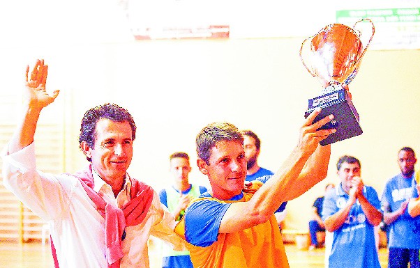 Olho Marinho mostrou Taça de Honra aos adeptos