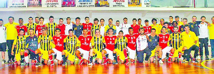 Apresentação do plantel senior do Casal Velho com os sub 20 do SL Benfica Plantel senior masculino do Casal Velho e a equipa sub-20 do Sport Lisboa e Benfica