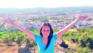 Marina Lopes com a cidade de Bragança ao fundo |DR