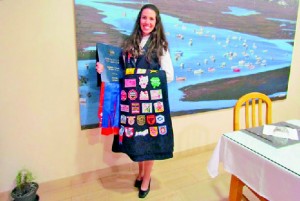 Francisca Silva, trajada a rigor, com a pasta de finalista numa mão e a capa na outra|DR