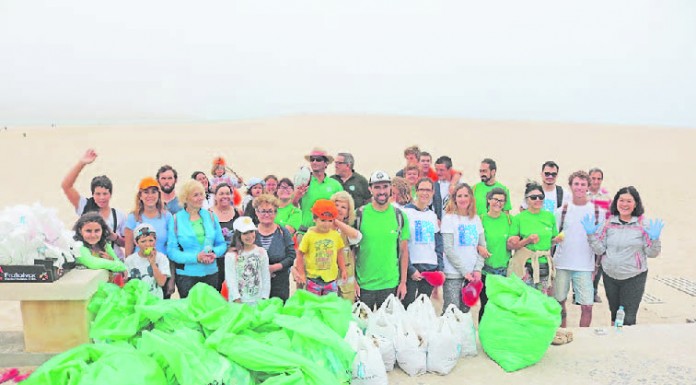 Cerca de 40 pessoas limparam a praia da Foz do Arelho