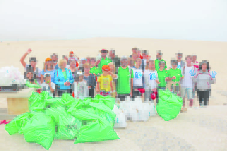 Cerca de 40 pessoas limparam a praia da Foz do Arelho