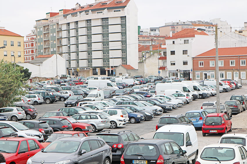 PSP não intervém em estacionamento caótico porque este não tem marcação de lugares
