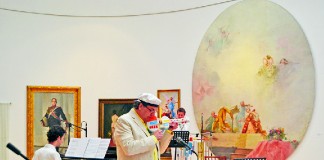 O regresso de JER ao Museu Malhoa, desta vez com um violino de brincar