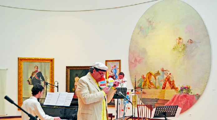 O regresso de JER ao Museu Malhoa, desta vez com um violino de brincar