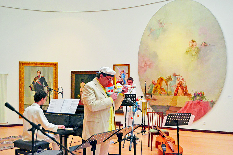 O regresso de JER ao Museu Malhoa, desta vez com um violino de brincar