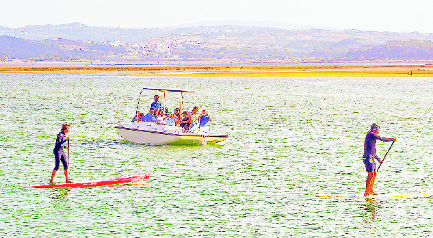 Um passeio descontraído para testar que a energia solar pode mesmo fazer mover um barco .