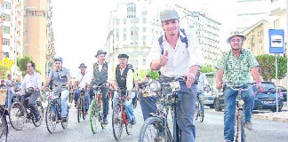 Encontro de bicicletas antigas no topo da praça atraiu mais público