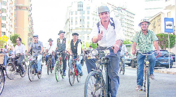 Encontro de bicicletas antigas no topo da praça atraiu mais público