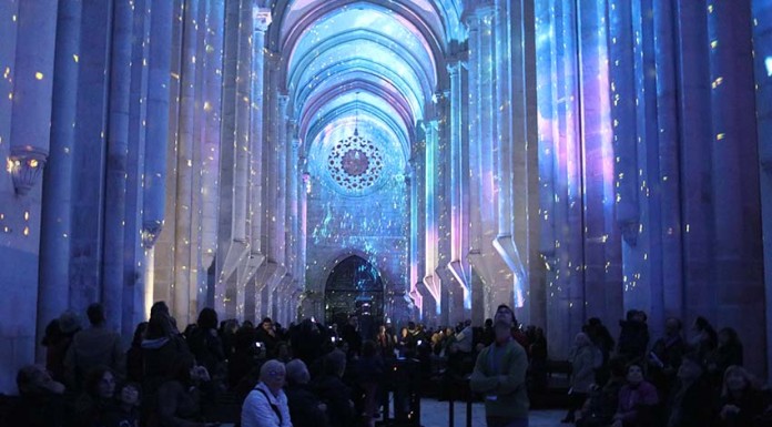 A evolução do mundo num espectáculo de cores no Mosteiro de Alcobaça Video Mapping