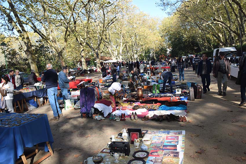 Uma centena de vendedores na Feira das Velharias