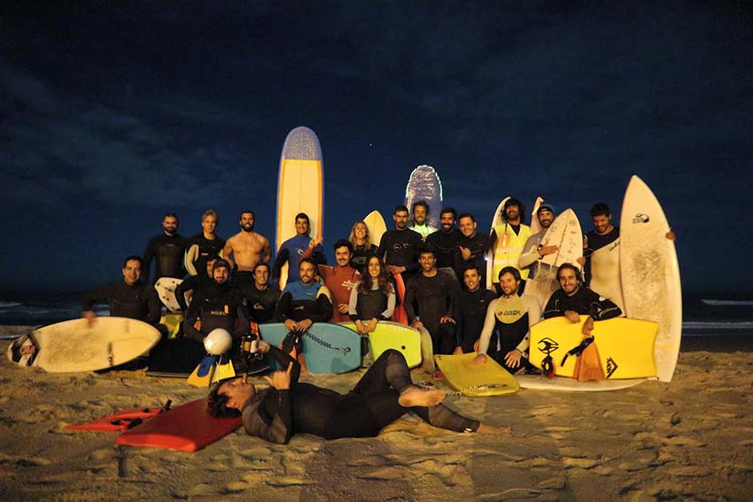 Super Lua iluminou noite de surf na Foz