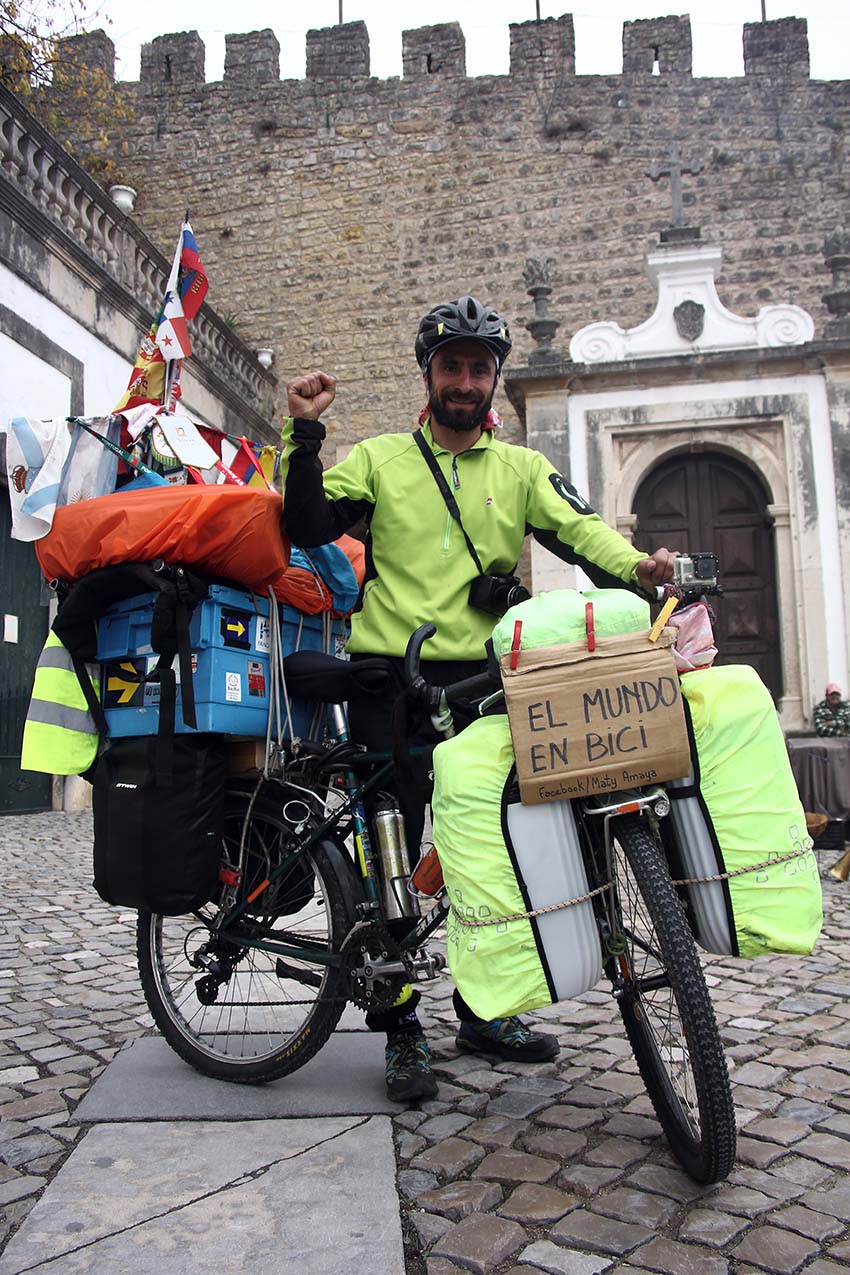 O ciclista argentino que quer levar cartas ao Papa