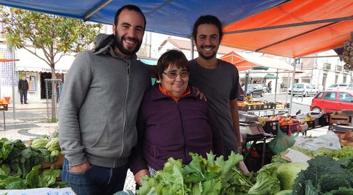 São jovens e têm uma alimentação saudável. Eis os novos consumidores da Praça da Fruta. TIAGODUARTEISAURA