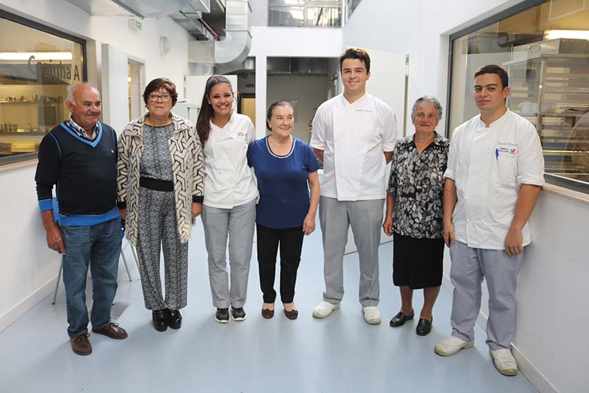 Avós e netos na cozinha do Afinidades